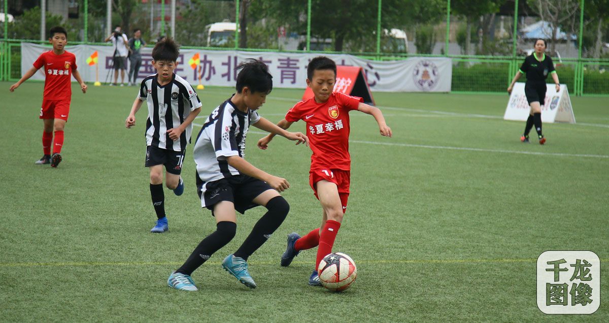 2019中韩足球少年绿茵场上过六一高鑫青训基地切磋球技比高低