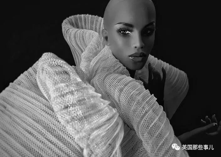 用布料给洋娃娃做衣服,手工高定时装