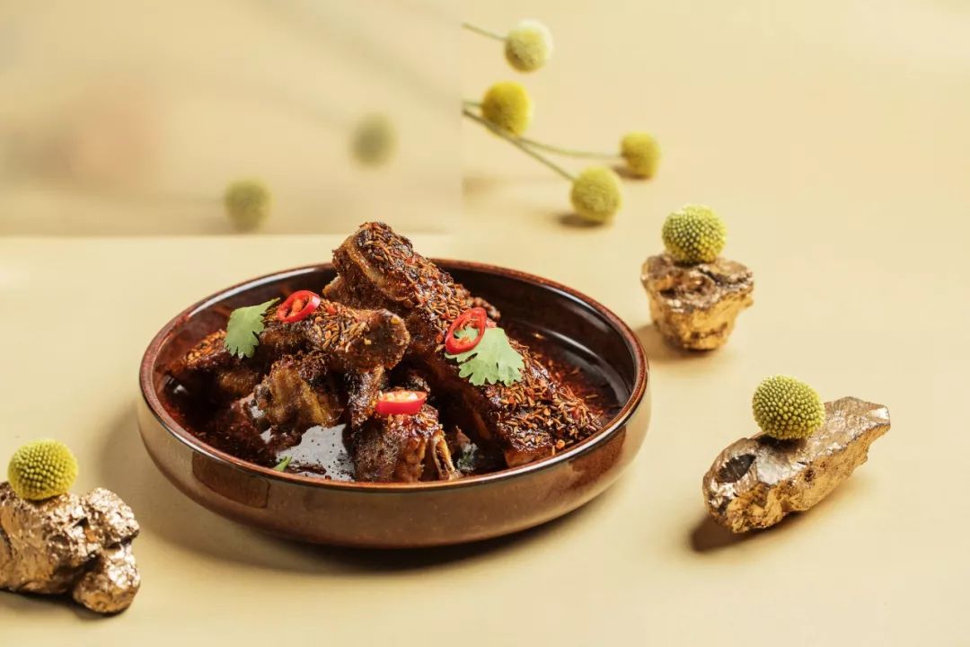 回看五月时髦事宇舶再度携手JINGART