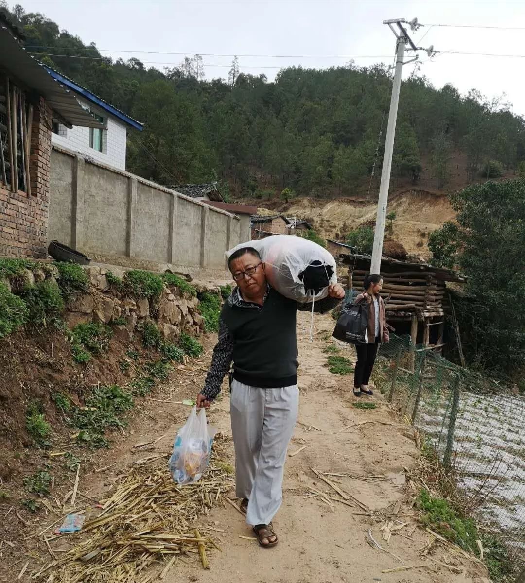 扶贫帮困情永在——期待“鱼鳞女孩”的蜕变重生