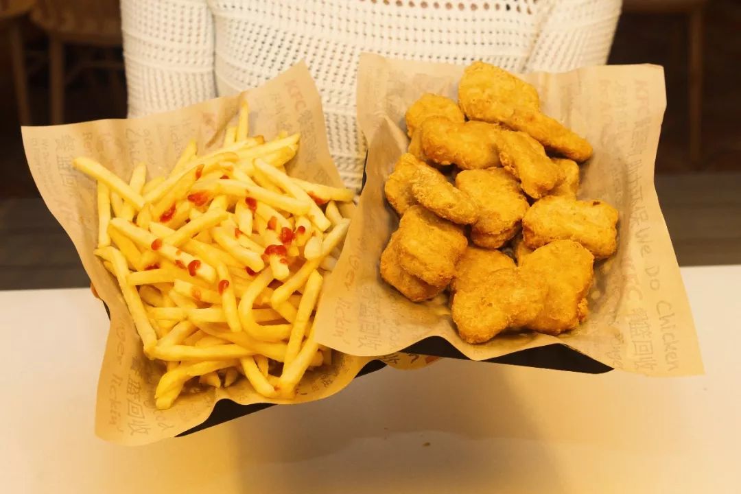 在西湖边种下一片“草原”！杭州这家肯德基“绿”了！种草指南在这里