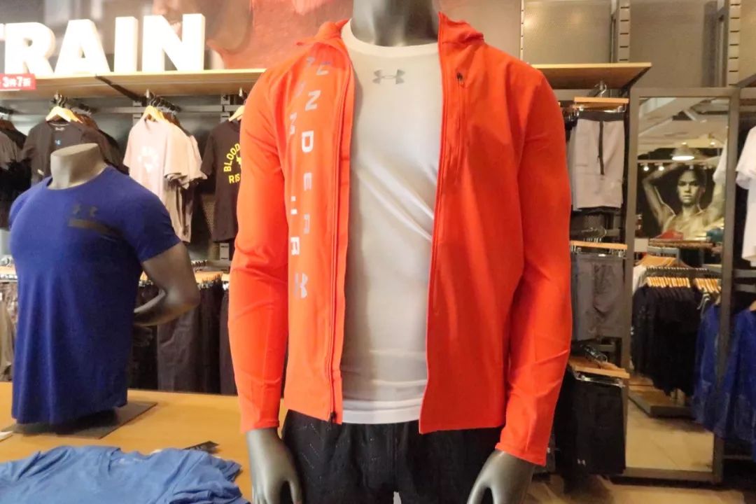 年轻姑娘霸占试衣间2小时，却只挑店里最丑的衣服试穿，还发朋友圈......