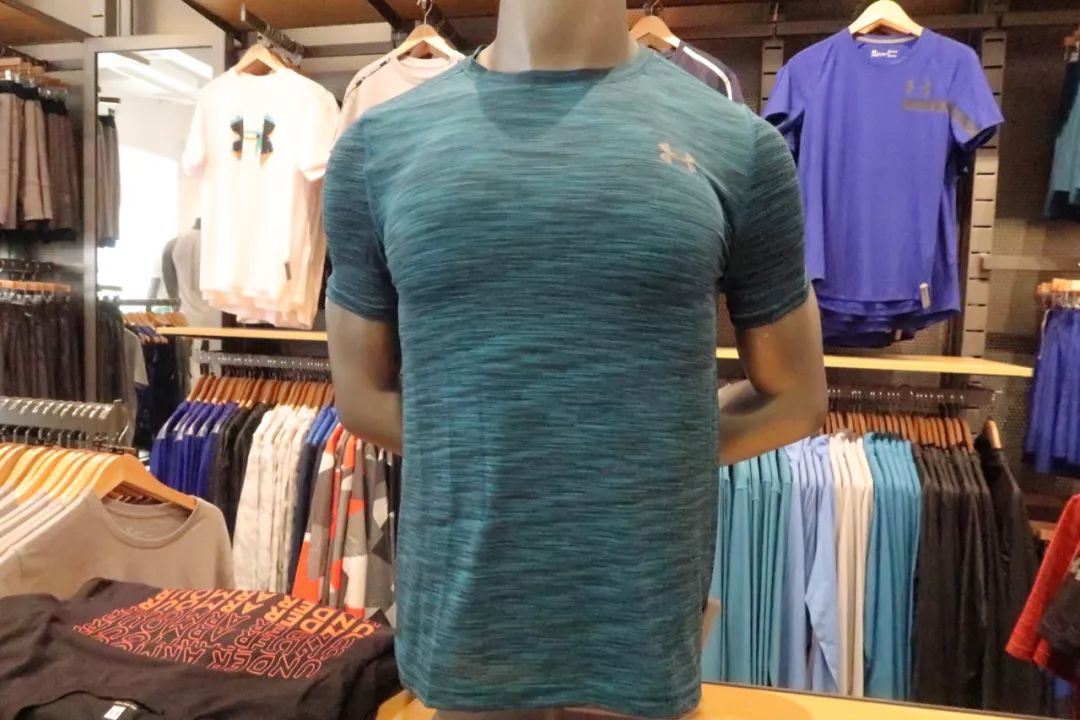 年轻姑娘霸占试衣间2小时，却只挑店里最丑的衣服试穿，还发朋友圈......