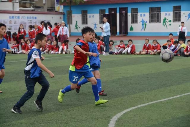 信阳市第一实验小学举行第三届校长杯足球赛