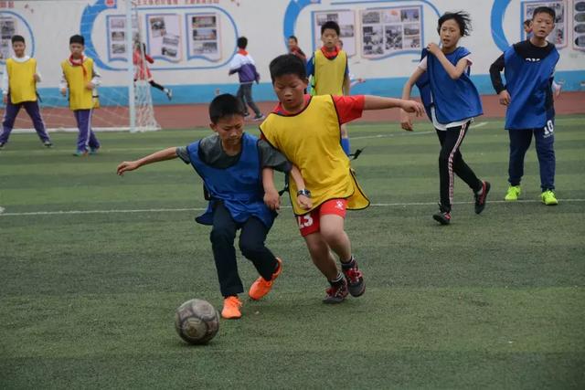 信阳市第一实验小学举行第三届校长杯足球赛