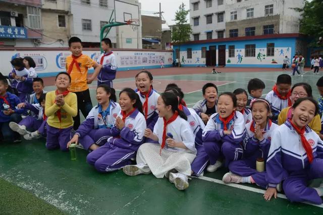 信阳市第一实验小学举行第三届校长杯足球赛