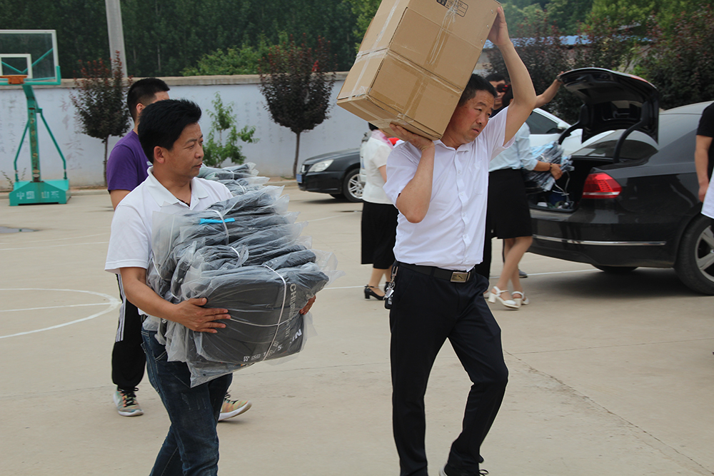 奔跑的少年——麦穗初齐稚子骄——泰康人寿临沂中支赴沂水土沟小学举办爱心捐赠公益活动