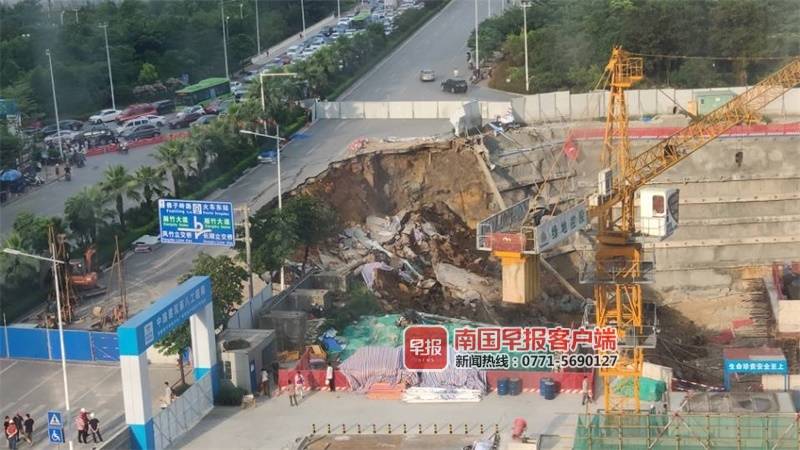 南宁最近发生的路面开裂,南宁东葛路塌陷视频