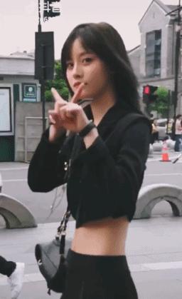 街拍搞笑迷惑行为,揭秘女生拍照的迷惑行为