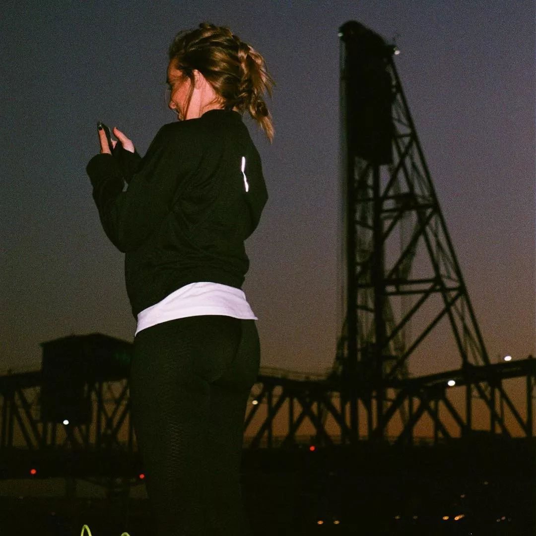 他们与买鞋欲望对抗时,资金转移、互设密码、攒钱冲Ye等招数都失败了