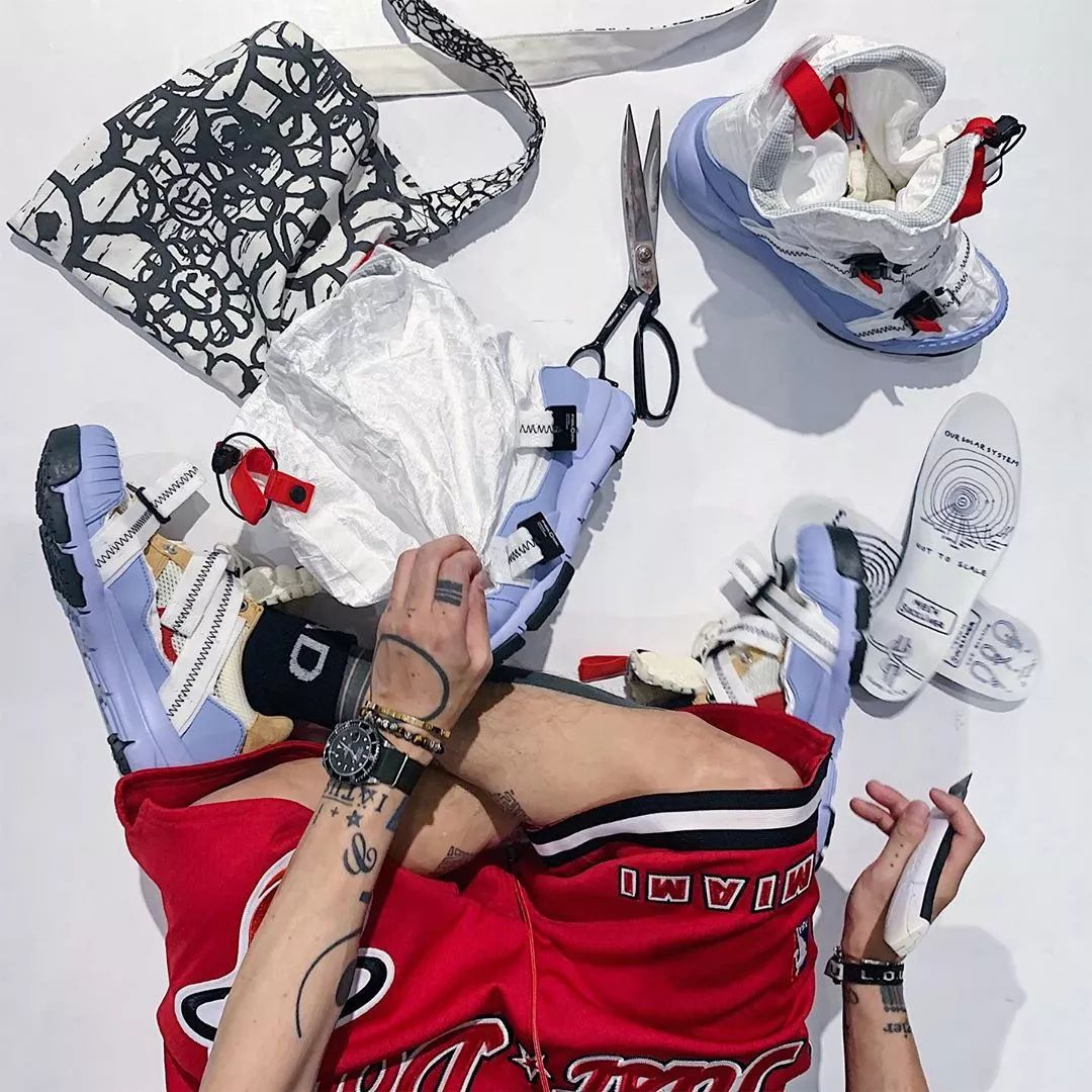 他们与买鞋欲望对抗时,资金转移、互设密码、攒钱冲Ye等招数都失败了