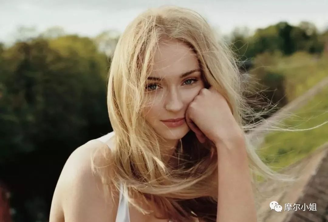 从“三傻”到“黑凤凰”，SophieTurner的成名之路原来这么坎坷？