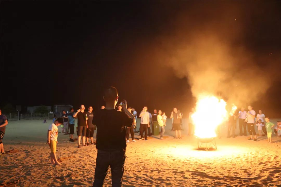沙滩篝火啤酒狂欢,海边篝火夜晚狂欢