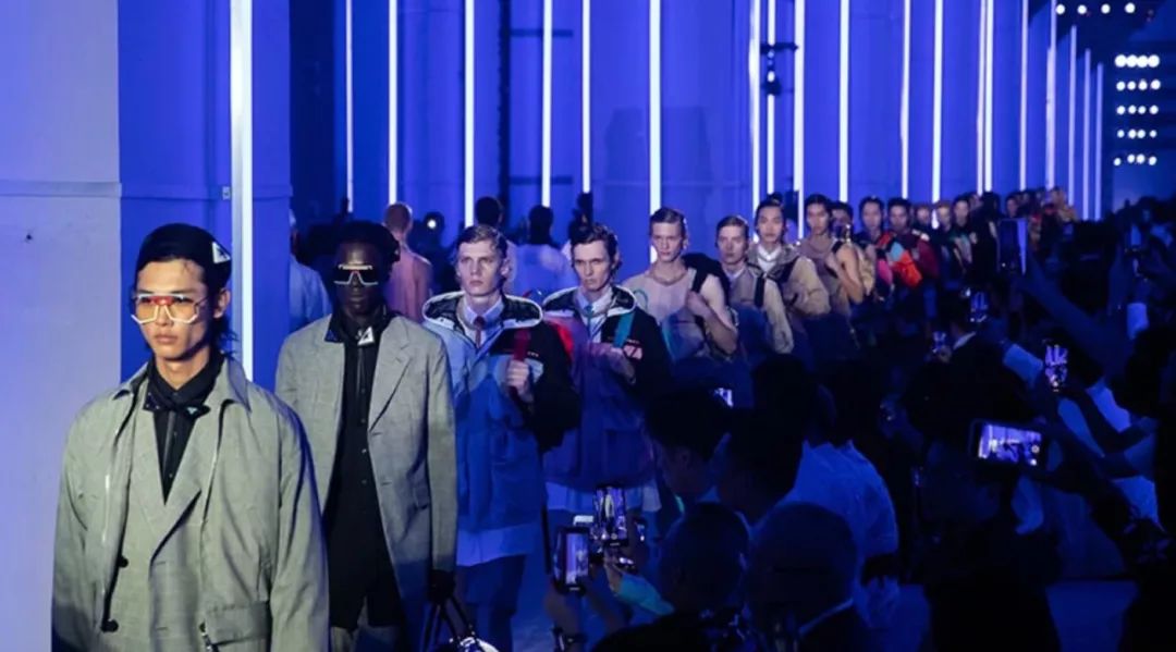 “戳爷”号召庆祝“同志骄傲月”；宠物需植入芯片写入日本法规；提供高视野的“潜望镜”眼镜…「设计烩报135期」