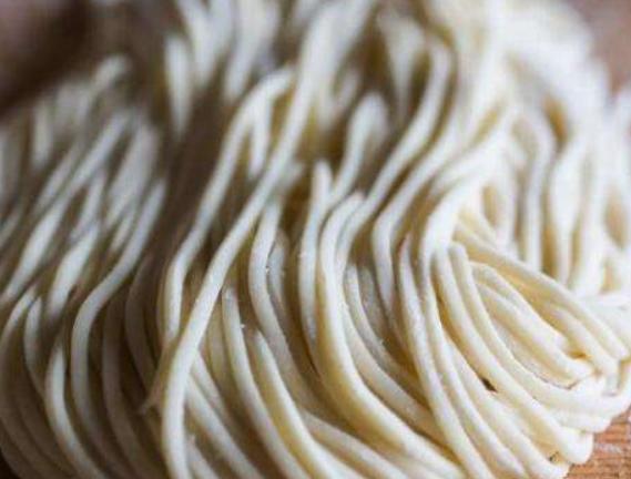 手擀面不筋道一煮就断,手擀面条一煮就断什么原因