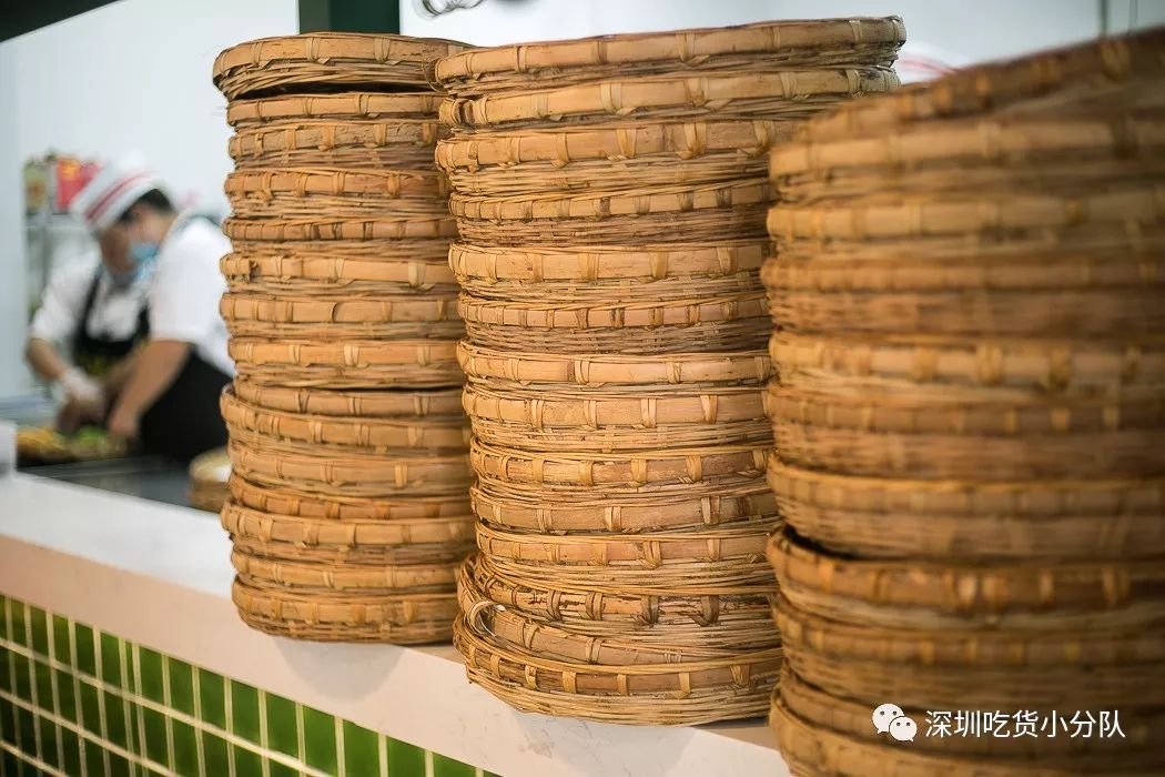 竹架子火锅，有5层高，一筐一筐吃