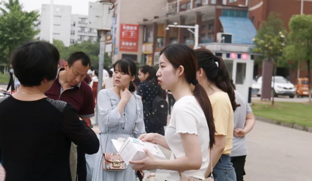 走过路过不要错过摆地摊视频,走过路过不要错过小商品商场