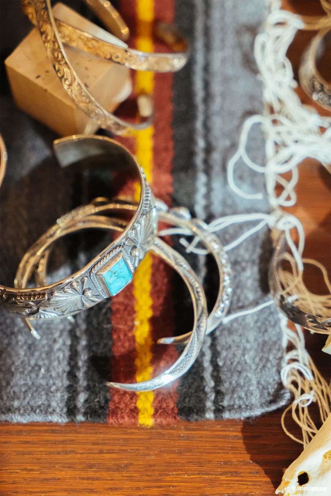 当你拿称重算钱的银饰比较之后，你就知道手工银饰贵在哪里