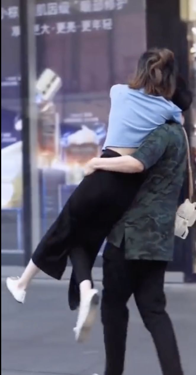 街拍搞笑迷惑行为,揭秘女生拍照的迷惑行为