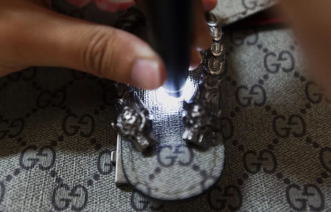 代购奢侈品假货违法么,带假货奢侈品过关被查到会怎么样