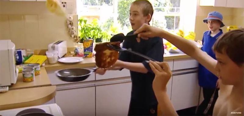 没有大人只有孩子一起住,没大人管的小孩