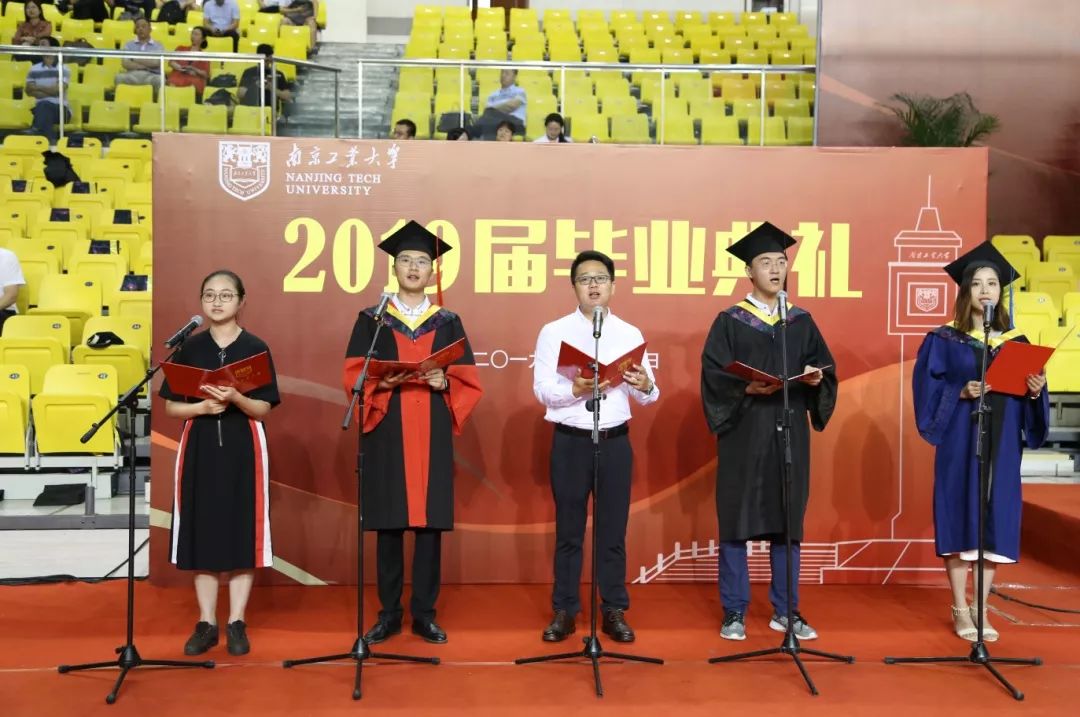 我们毕业了的感人事件,学生们毕业了感动哭了