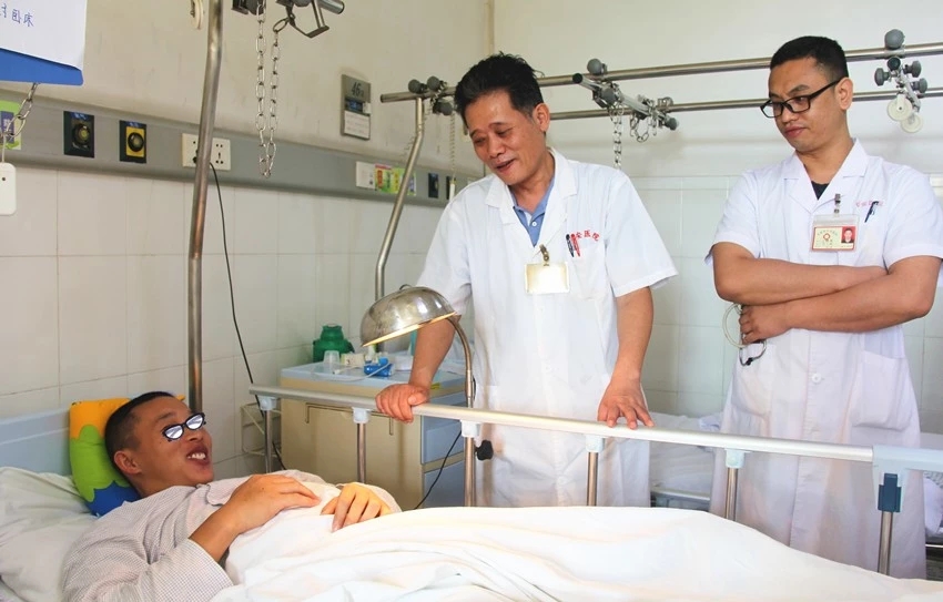 装修工人不小心手出血了,装修工人受伤流血