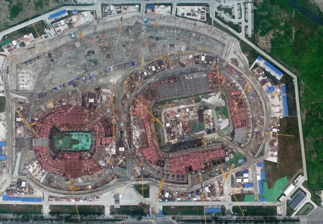 凤凰山体育中心西边修什么,凤凰山体育中心为啥只有两层看台