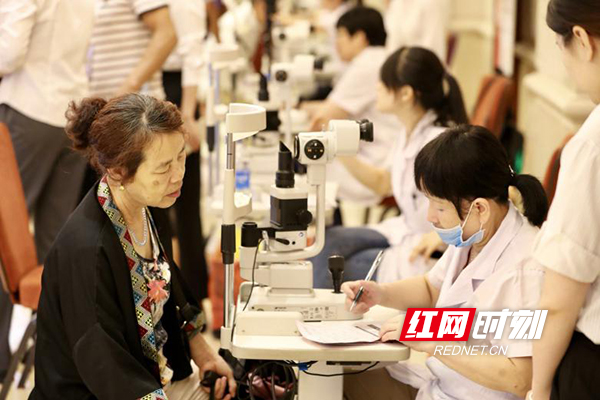 大坪眼科白内障手术,自贡爱尔眼科老人白内障手术免费