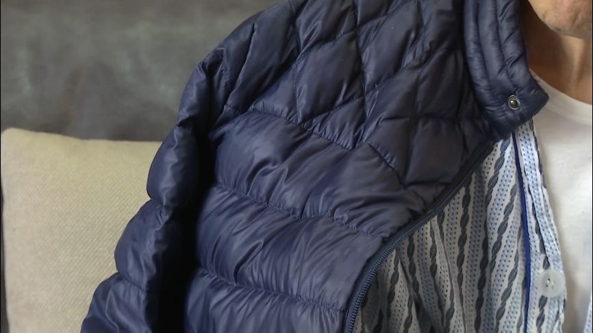 大伯夏季穿两件羽绒服,60岁大爷夏天穿两件羽绒服