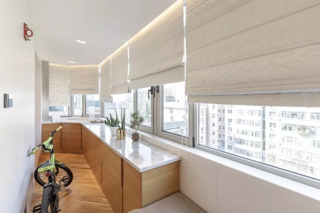 阳台很大要不要装窗帘,阳台太大能装铝合金窗吗