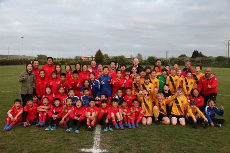 踢足球的混血女生,踢足球的女孩中国