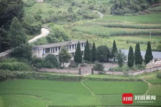 起底性侵养女案,拍案恶魔老师讲台上性侵女童21名