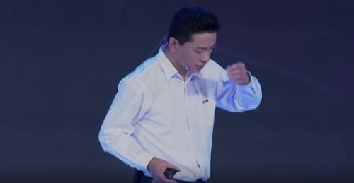 李彦宏演讲被泼水内幕曝光：泼水人身份信息遭扒微博“直男上树”直播泼水百度董事长李彦宏为何遭泼水