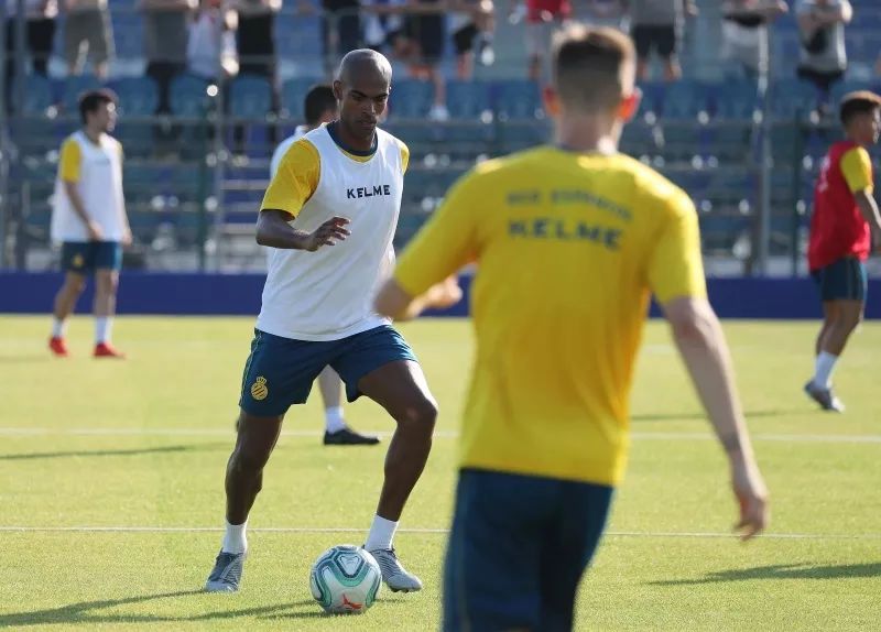 分享一下你们踢球时候的照片,晒一张你们踢球的照片