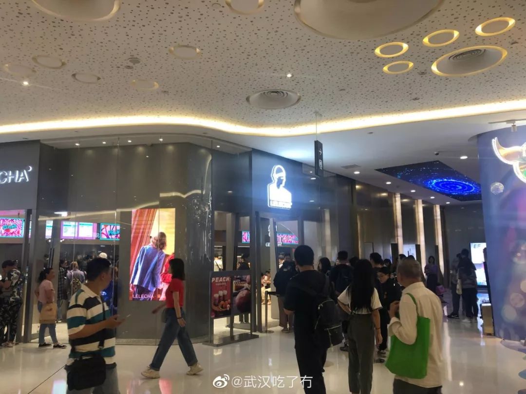 看呆！今天苏州中心排队3小时买杯乐乐茶！想问一句你们为什么不用上班