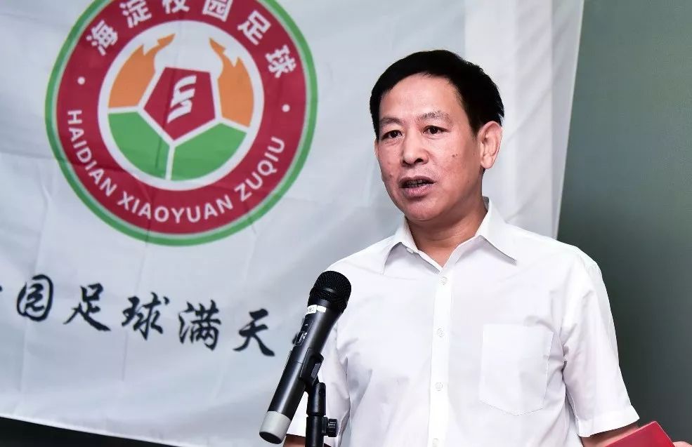 热爱足球的少年,北京青少年足球训练推荐