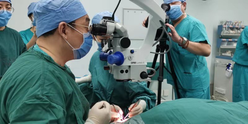 32岁眼科医生突发心脏骤停去世，妻子迅速决定捐出遗体角膜，又救两人的眼睛