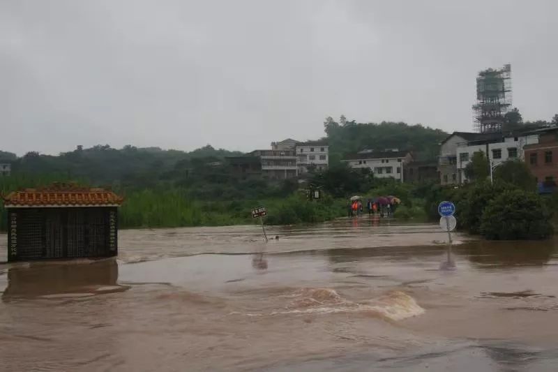 西渡镇3个村庄被淹900余名群众被困衡阳县公安闻“汛”而动紧急救援!