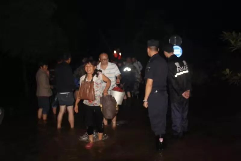 西渡镇3个村庄被淹900余名群众被困衡阳县公安闻“汛”而动紧急救援!