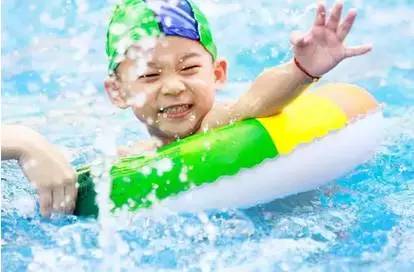 夏天孩子玩水危险,小朋友注意了夏天戏水很危险