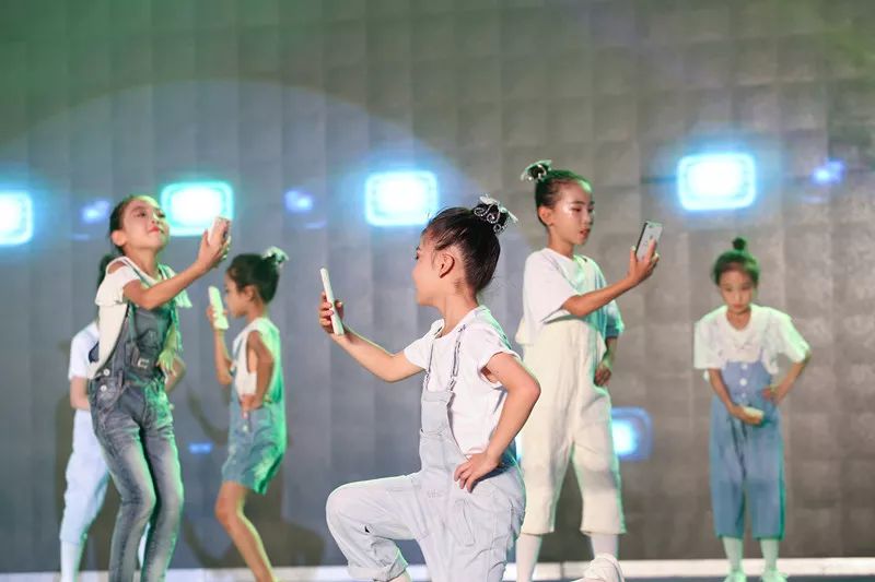 辉煌70载，娃娃送华章——我区举行喜迎建国七十周年消夏晚会