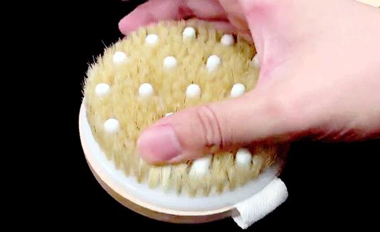 团购|搓背再也不求人！风靡日本的弧形浴刷，轻轻一搓10年污垢刷出来