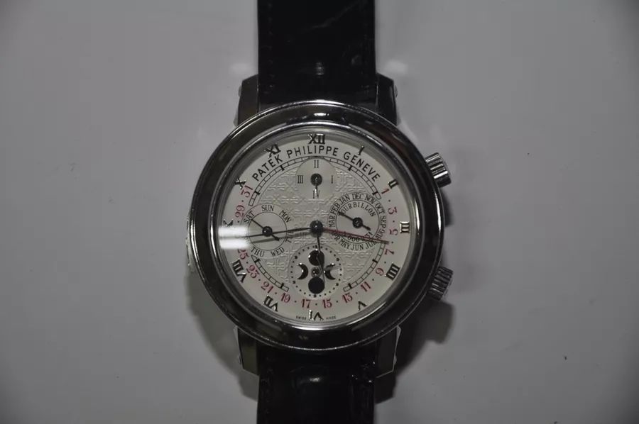 648万元,底价成交!今天,神秘人拍走落马贪官的这块名表