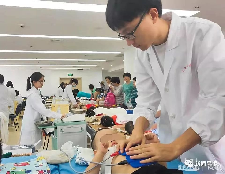 92名儿童被三伏贴灼伤看着心疼,92名儿童贴三伏后被烧伤