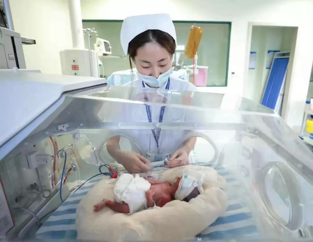 快！快！快！700克“巴掌宝宝”步步惊心转至武汉急救