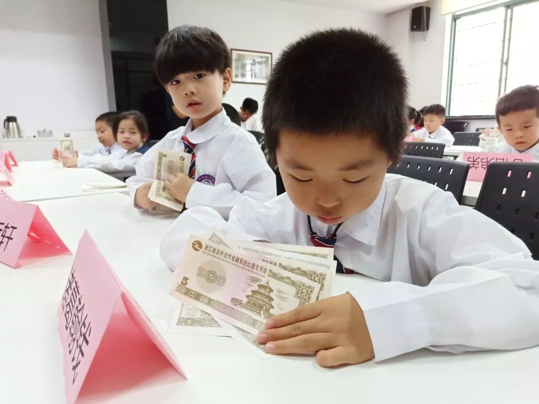 暑假银行活动,青少年暑假实践活动进银行简报