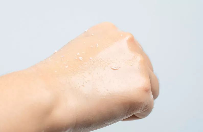 脸上搓出3斤泥！难怪又黄又暗又黑头！10秒给脸蛋“剥壳”，厉害