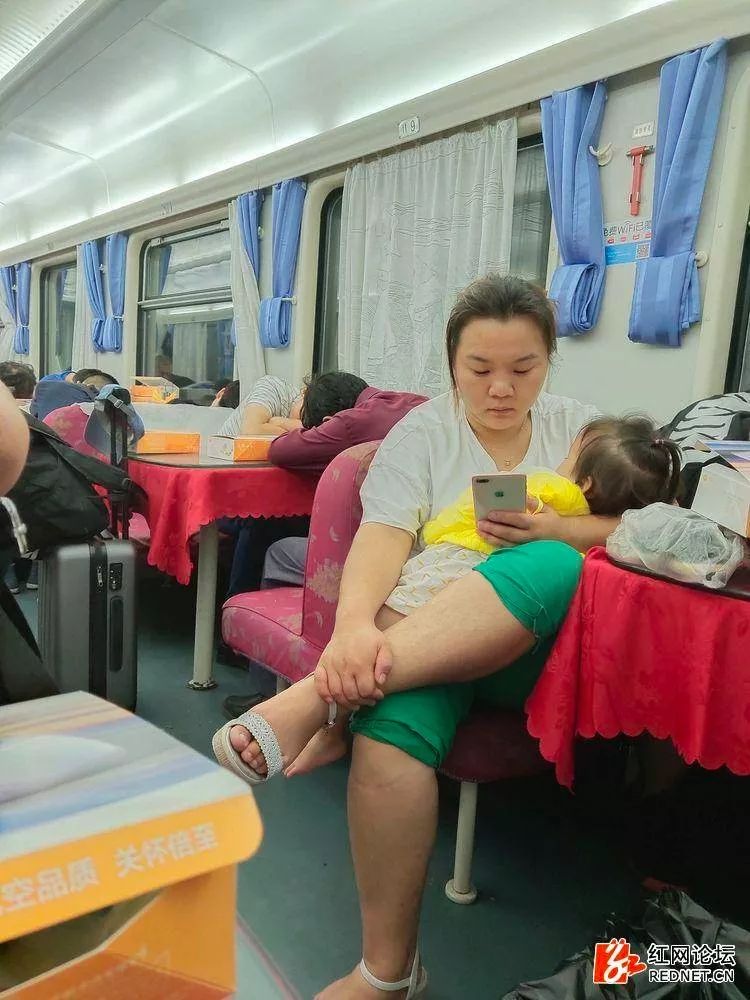 绿皮火车虽然缓慢但风雨无阻,缓慢行驶的绿皮火车