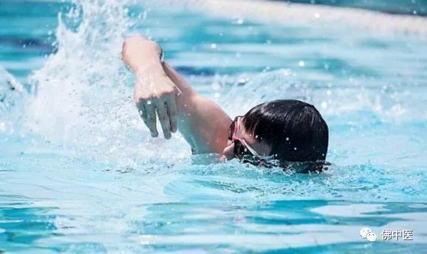 【推荐】游泳消暑惹湿上身？专家教你4招防病防伤